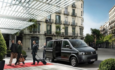 What Does a Fixed Price Guarantee in Transfer Services Offer to Travelers?